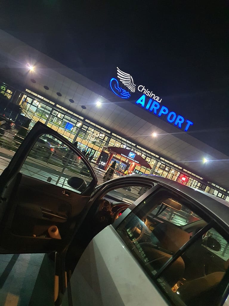 prima data la moldoveni, aeroport chisinau - madalinflorea.ro