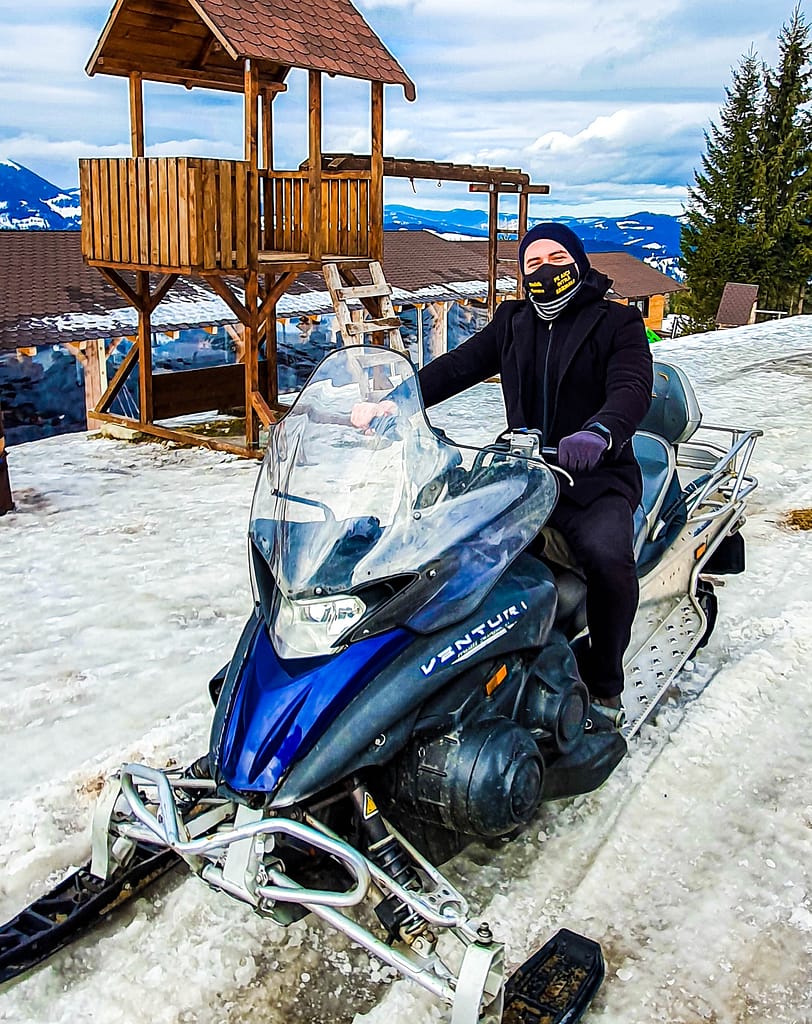 snowmobil in varf la Vatra Dornei - madalinflorea.ro